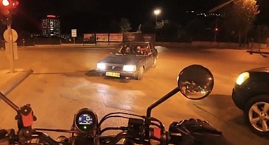 Trafikte akıl almaz görüntü: Araçlara aldırmadan tersten yoluna devam etti