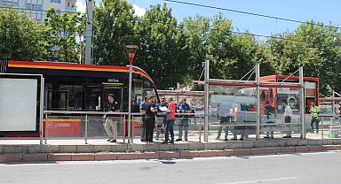 Tramvayın çarptığı genç kadın ağır yaralandı