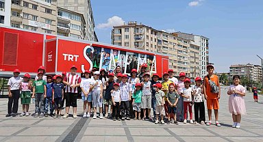 TRT Sinema Tırı Elazığlı çocuklara sinema keyfi yaşattı