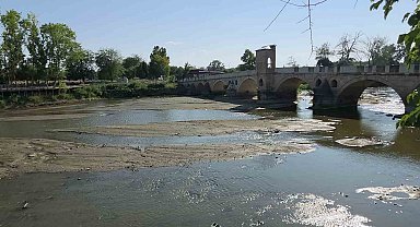 Tunca Nehri'nde su çekildi, kum adacıkları oluştu