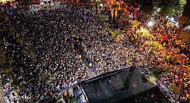 Turgutlu'da binlerce kişi Ece Mumay'la coştu