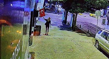 Türk bayrağını yakmaya çalışan şüpheli kadın yakalandı