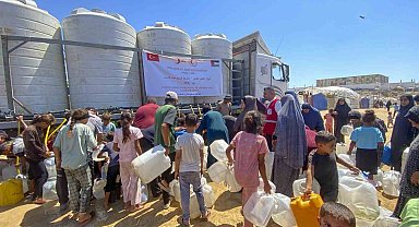 Türk Kızılay Gazze'de artan salgın hastalıklara karşı hijyen kiti ve temiz içme suyu dağıtıyor