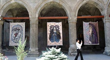 Türkiye'de bir ilki yapıyor: Kilim üzerine fırçasıyla Türk tarihini resmediyor