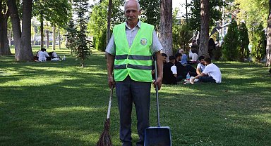 Türkü duyunca dayanamayan temizlik görevlisinin sesi dinleyenleri mest etti