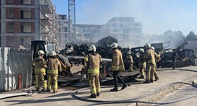 Tuzla'da 2 katlı işçi konteynerleri alevlere teslim oldu