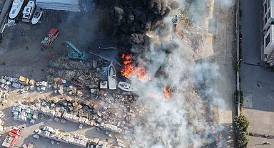 Tuzla'da otluk alanda çıkan yangın teknelere sıçradı: Alevler dron ile görüntülendi