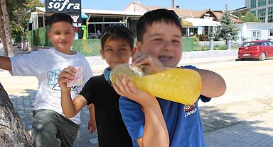 Üç kafadar çocuktan köşe başında limonata satışı