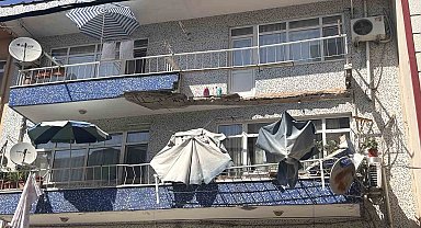 Ümraniye'de 3 katlı binanın balkonu çöktü: 2 araç hasar gördü