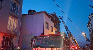 Ümraniye'de 5 katlı binanın çatısında çıkan yangın paniğe neden oldu