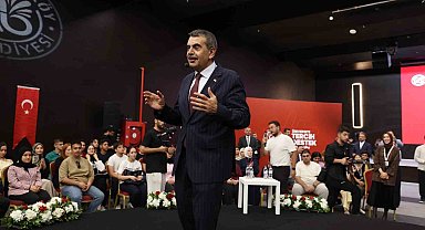 Üniversite adayları Arnavutköy'de geleceğin mesleklerini bakanlarla konuştu