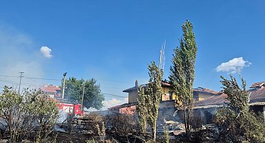 Uşak'ta çıkan ev yangında ev kullanılmaz hale geldi