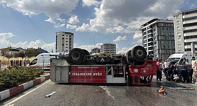 Uşak'ta itfaiye aracı ile kamyon çarpıştı: 2 itfaiye personeli yaralandı