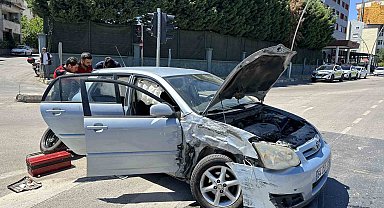 Uşak'ta kamyonet ile otomobil çarpıştı: 4 yaralı