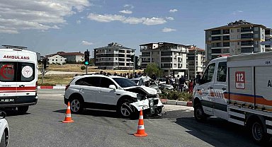 Uşak'ta otomobil ile cip çarpıştı: 3 yaralı