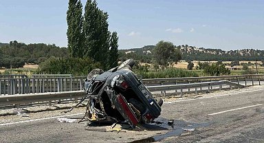 Uşak'ta takla atarak karşı şeride geçen otomobilde aynı aileden 4 kişi yaralandı
