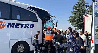Uşak'ta yolcu otobüsünün kamyona arkadan çarptığı kazada ağır yaralanan muavin hayatını kaybetti