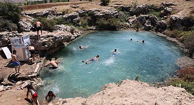 Uyuzlar şifa bulmak, gençler ise serinlemek için giriyor