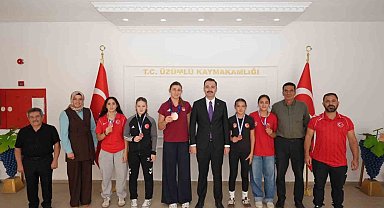 Üzümlü'de başarılı güreşçilerden Kaymakam Hökelekli'ye ziyaret