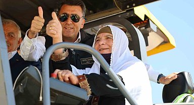 Vali Aygöl, Çemişgezek'te ilk sıcak asfalt serimini Ayşe teyze ile başlattı