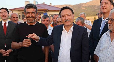 Vali Çiçek depremzede ailelerin sevincine ortak oldu