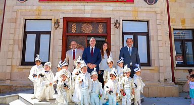 Vali Eldivan sünnet olan çocukları makamında ağırladı