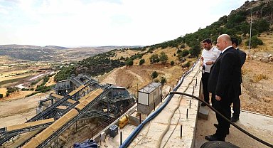 Vali Küçük, taş kırma ve eleme tesisinde incelemelerde bulundu