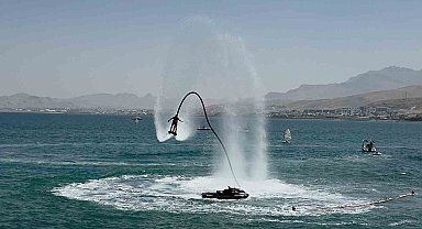 Van Gölü'nde Türk bayrağıyla nefes kesen flyboard gösterisi
