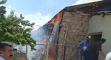 Van'da korkutan yangın: Alevler bitişikteki evlere sıçramadan söndürüldü