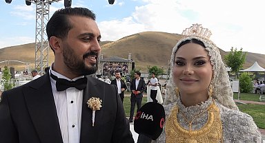 Van'da paraların havada uçuştuğu düğün: Damada yaklaşık 20 milyon TL, geline kilolarca altın takıldı