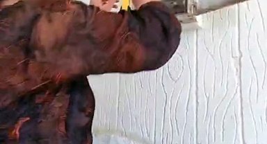Vatandaşın elektrik denetim ekibine aldırmadan sayaca müdahale anları kamerada