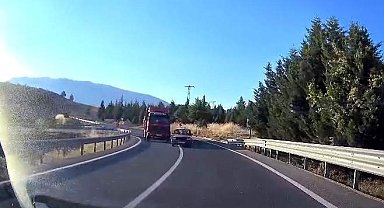 Virajda hatalı sollama faciaya davetiye çıkarıyordu: Kafa kafaya çarpışmadan saniyelerle kurtuldular