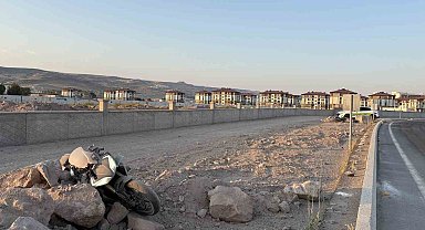 Virajı alamayan motosiklet yoldan çıktı: 2 yaralı