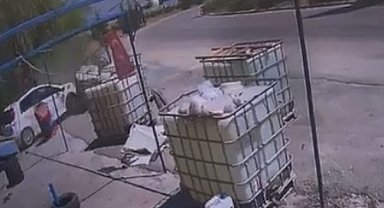 Virajı alamayan otomobil dükkana daldı