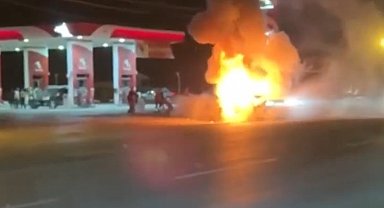 Yanan otomobilde yaralanan 2 çocuk Van'a sevk edildi