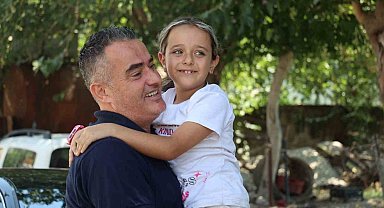 Yangında bisikleti yanan Hazal'a Başkan Arıcı, yeni bisiklet hediye etti