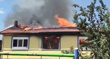 Yangında iki katlı ev kullanılamaz hale geldi