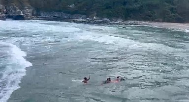 Yasağa rağmen denize girdiler: Baba ve 2 çocuğu ölümden döndü