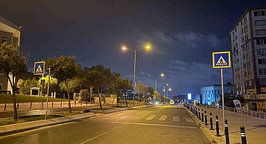 Yaya geçidinde servis minibüsünün çarptığı genç kız ağır yaralandı