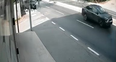 Yayaya çarpmamak için direksiyonu kırdı, kaza böyle geldi