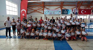 Yaz boyunca kulaç attılar sertifikalarını aldılar