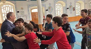 Yaz Kur'an-ı Kerim Kursu'nu bitiren miniklere Trabzonspor forması hediye edildi
