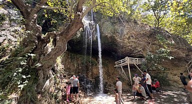 Yaz sıcağından kaçanların adresi Savruk Şelalesi oldu