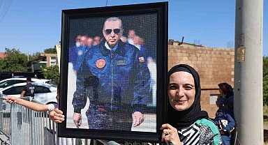 Yetmiş bin boncukla yaptığı tabloyu, Cumhurbaşkanına ulaştırmanın mutluluğunu yaşıyor