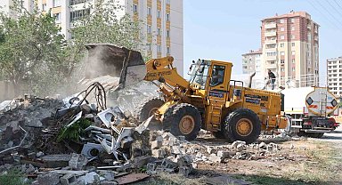 Yıldırım Beyazıt'ta 9 gecekondu kaldırılarak yerini park alanına bıraktı