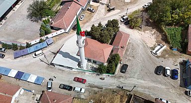 Yıldırım düşmesi sonucu ağır hasar alan cami el birliği için onarıldı, ibadete açıldı