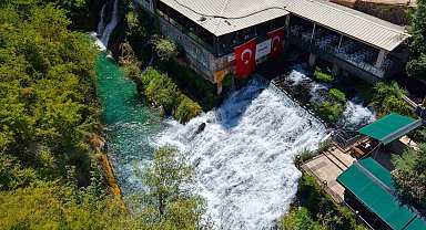 Yıllık yaklaşık 400 bin ziyaretçi ağırlayan Çırçır Şelalesi turkuaz rengiyle dikkat çekiyor