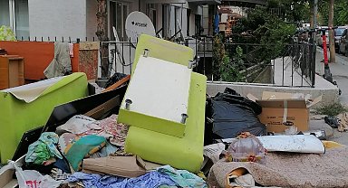 Yol kenarına bırakılan mobilyalar ve atıkların önüne geçilemiyor