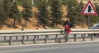 Yola düşen Türk bayrağını yerde bırakmadı