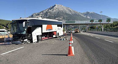 Yolcu otobüsü bariyere çarptı: 5 yaralı